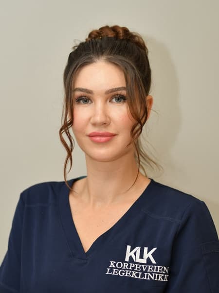 Dr. Monica M. Braaten i klinikkuniform med KLK-logo
